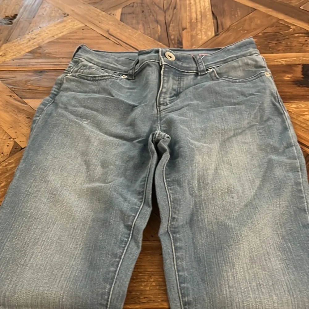 The children place super skinny jeans